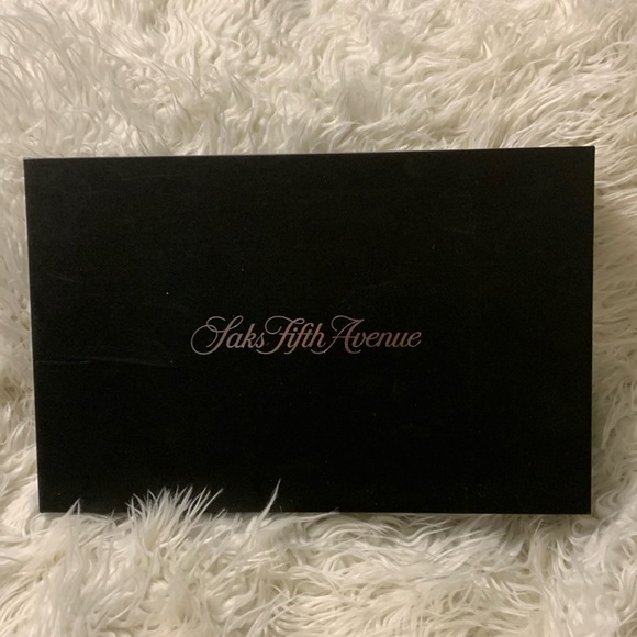 Sak’s Fifth Avenue gift box - Picture 1 of 3